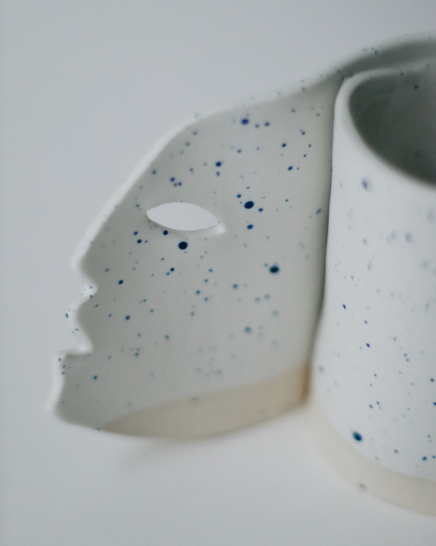 blanc moucheté bleu
